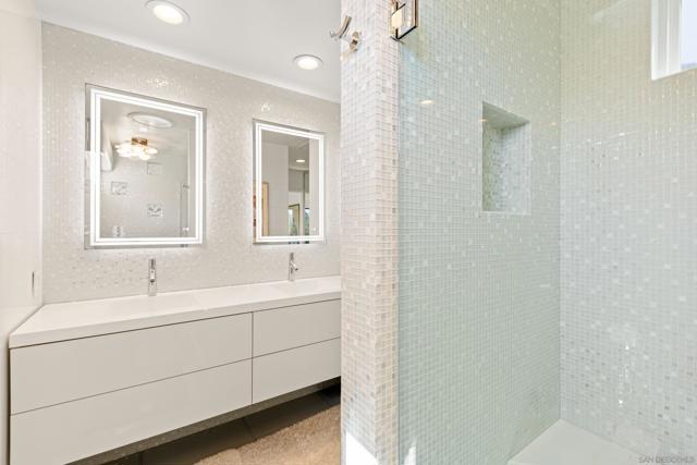 194 Neptune Ave, Encinitas CA: https://media.crmls.org/mediaz/4e734417-9e3a-4f13-9dfa-a50ba4b74a90.jpg