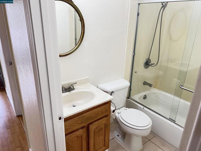1050 37Th St, Oakland CA: https://media.crmls.org/mediaz/4e73b8f2-ae4a-4118-ab35-2bd7b05b73f5.jpg
