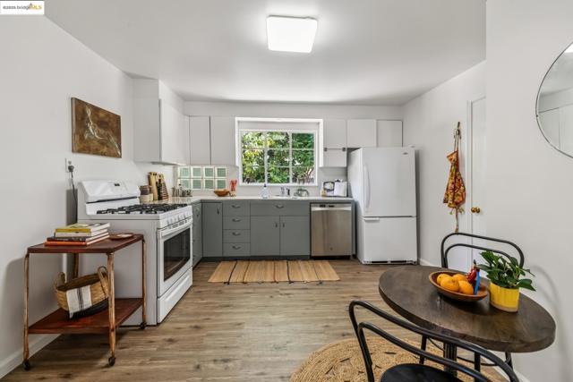22574 6Th St, Hayward CA: https://media.crmls.org/mediaz/4e73c496-5228-4cfa-bd17-0e1fad619a1b.jpg