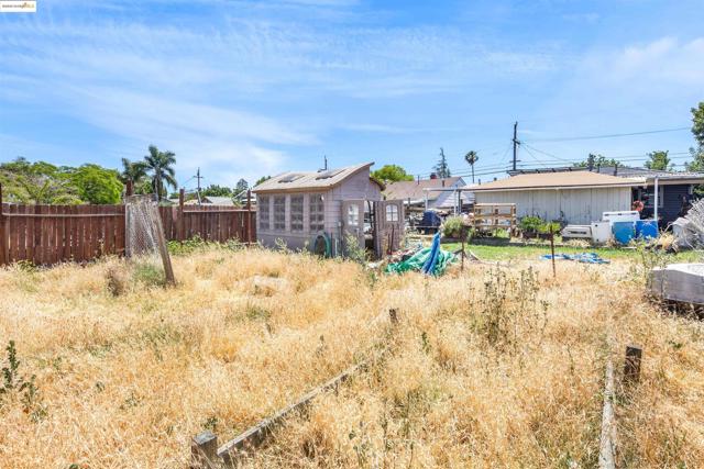 832 W 11Th St, Antioch CA: https://media.crmls.org/mediaz/4e73d23e-1049-4b70-bec1-dfcc1c9b3e2a.jpg