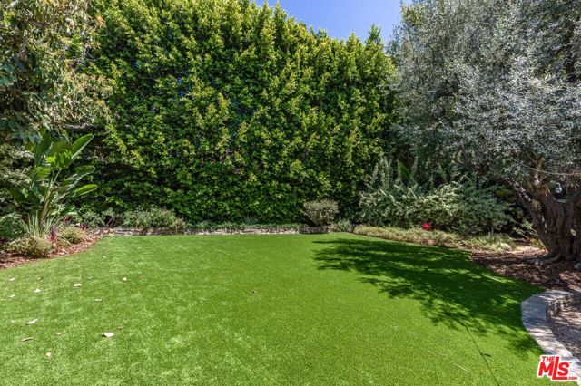 1136 N Doheny Drive, Los Angeles CA: https://media.crmls.org/mediaz/4e73e490-e4dd-48ed-83d3-e043fb69f0a9.jpg
