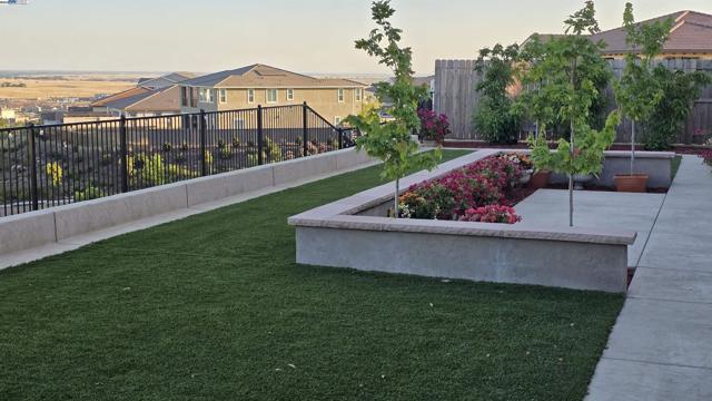 4709 Iron Bird Dr, Folsom CA: https://media.crmls.org/mediaz/4e740750-54ef-449a-b39d-6e1e526f0df7.jpg