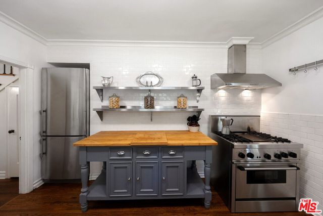 504 24Th Street, Santa Monica CA: https://media.crmls.org/mediaz/4e7540ec-e88a-480c-a9f4-def6de72f760.jpg