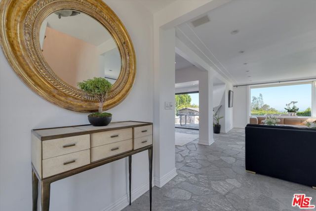 1300 Summitridge Drive, Beverly Hills CA: https://media.crmls.org/mediaz/4e754c12-15e4-4651-80e1-8aad32e3910b.jpg