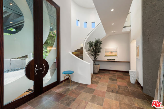 26720 Via Linda Street, Malibu CA: https://media.crmls.org/mediaz/4e767703-7731-40ce-bdd8-e8f240ffffd5.jpg