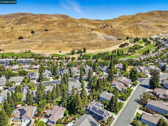 3052 Miwok Way, Clayton CA: https://media.crmls.org/mediaz/4e76b55c-50c5-44a4-afe5-6ea6b88e3a94.jpg