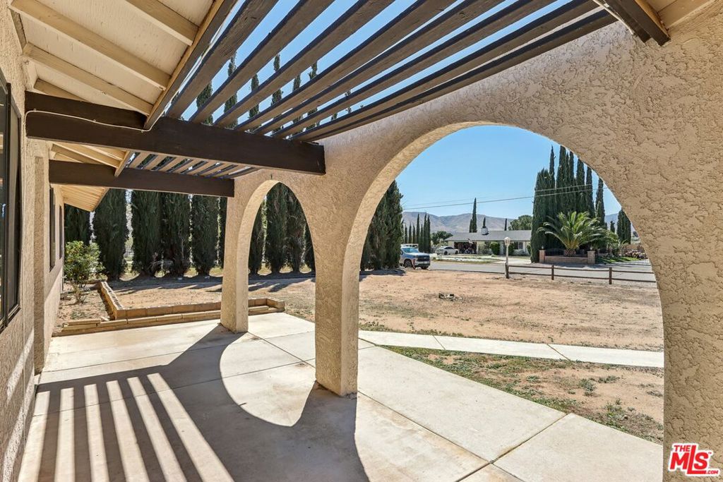 https://media.crmls.org/mediaz/4e76d05d-1315-4559-b868-d43dffd34709.jpg?preset=X-Large