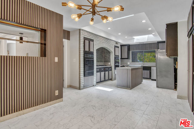 11410 Canton Drive, Studio City CA: https://media.crmls.org/mediaz/4e777a16-d325-4b46-a717-375933d9b9be.jpg