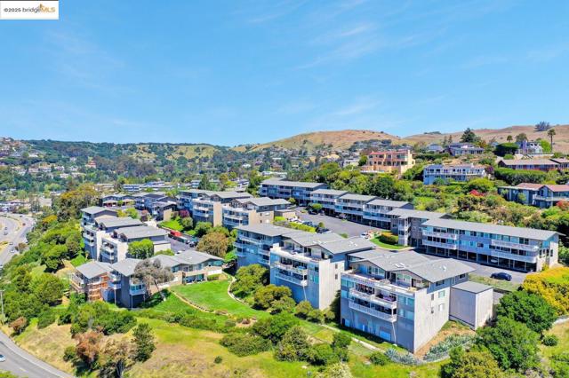 14 Janet Way, Tiburon CA: https://media.crmls.org/mediaz/4e780159-8226-4d80-aaf8-361b4ae0ff74.jpg