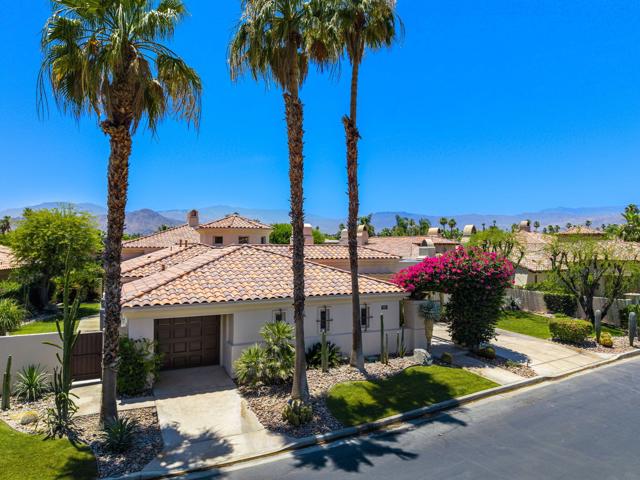 945 Hawk Hill Trail, Palm Desert CA: https://media.crmls.org/mediaz/4e78b51e-5fdb-4d23-898d-ef75f1aac986.jpg
