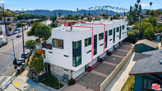 3288 N Canary Way, Los Angeles CA: https://media.crmls.org/mediaz/4e78ebc6-4c37-4ec0-a9f5-709d334f5d5b.jpg