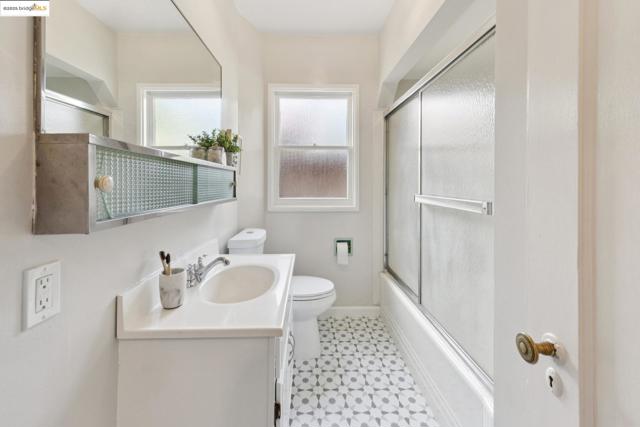 5318 Fleming Avenue, Oakland CA: https://media.crmls.org/mediaz/4e7a9550-9f28-48cf-98cb-ccf85e5513b6.jpg