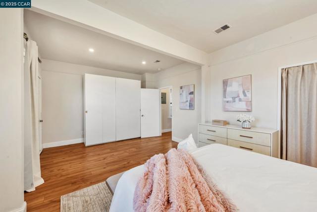 941 45Th St, Oakland CA: https://media.crmls.org/mediaz/4e7ac2aa-16fd-4756-956b-3049b2ca9e97.jpg