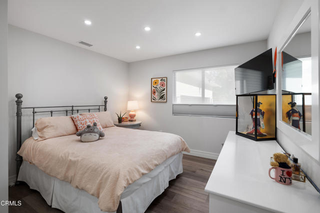 4428 Oakwood Avenue, La Canada Flintridge CA: https://media.crmls.org/mediaz/4e7b3dea-48e1-4263-aec9-dfde8d84e6b3.jpg