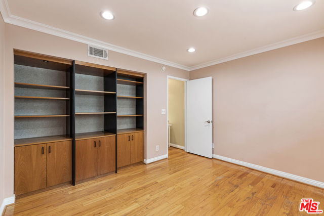 15137 Magnolia Boulevard, A photo 7