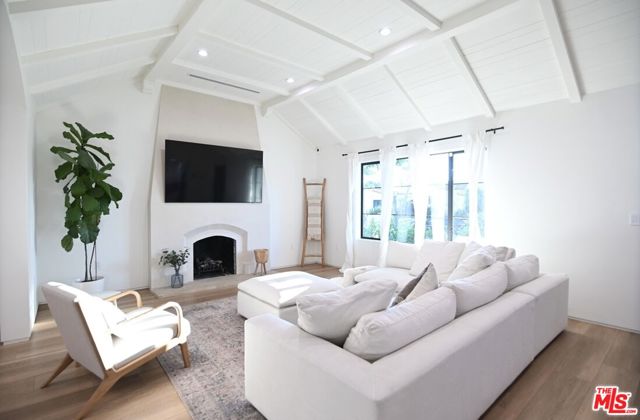 1430 Stearns Drive, Los Angeles CA: https://media.crmls.org/mediaz/4e7bede8-5dc8-4304-9578-1427b1360ffc.jpg