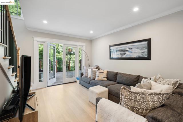 946 Alma Pl, Oakland CA: https://media.crmls.org/mediaz/4e7c358d-d1e2-4a4e-a2e1-c0a0b8263447.jpg