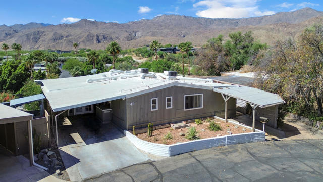 40 Country Club Drive, Palm Desert CA: https://media.crmls.org/mediaz/4e7d14e6-6c95-478f-ae14-f519f975729d.jpg