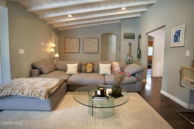 6946 Texhoma Avenue, Van Nuys CA: https://media.crmls.org/mediaz/4e7d96ee-4734-444c-8571-4d6ed75a89a5.jpg