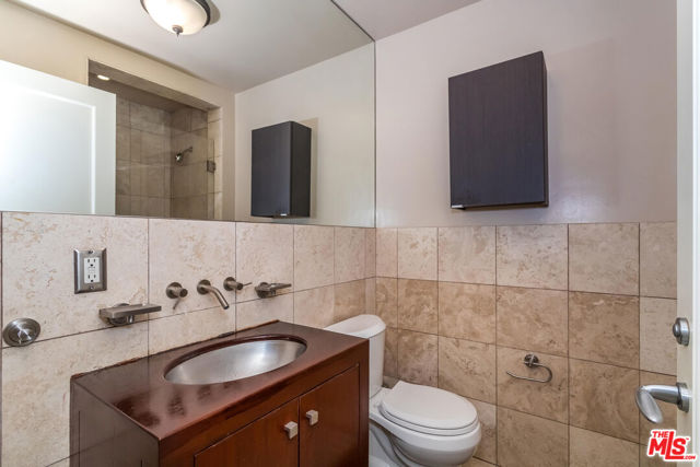 8783 Lookout Mountain Avenue, Los Angeles CA: https://media.crmls.org/mediaz/4e7e266b-d7ee-4394-9d57-fe5087deb244.jpg