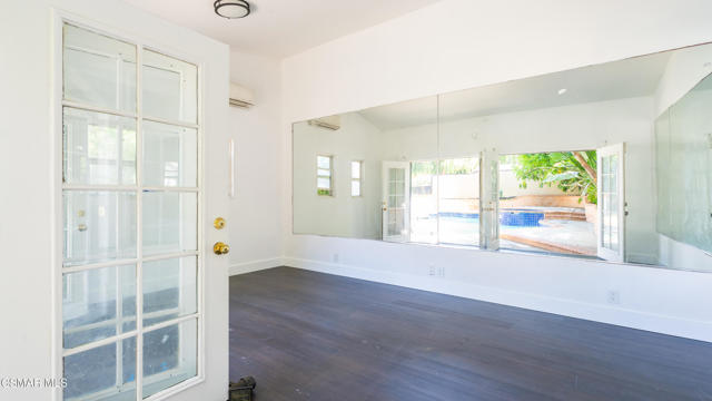 5726 Donna Avenue, Tarzana CA: https://media.crmls.org/mediaz/4e7eba42-37c3-4505-93b7-94a43e8e0ba0.jpg