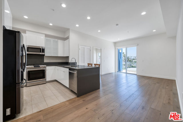 105 S Mariposa Avenue, Los Angeles CA: https://media.crmls.org/mediaz/4e7f9c57-6a85-4558-bf2d-0425a0da4ef1.jpg