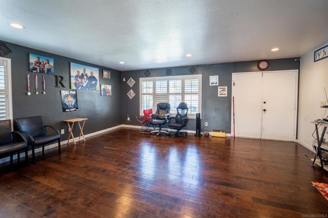 1260 Finch Pl, Chula Vista CA: https://media.crmls.org/mediaz/4e8011ed-bfb0-459e-a980-a8be2bdec93f.jpg