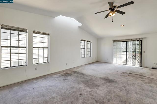 1069 16Th St, Oakland CA: https://media.crmls.org/mediaz/4e819637-fad0-487c-bb66-9dccf2fd2bbc.jpg