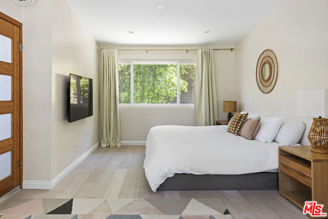 3820 Broadlawn Drive, Los Angeles CA: https://media.crmls.org/mediaz/4e8324e1-a384-45dc-97ed-08a601defc9c.jpg