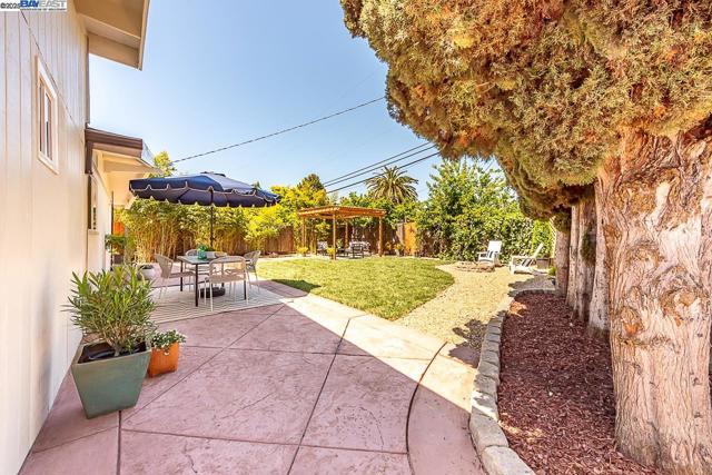 697 Lakewood Dr, Sunnyvale CA: https://media.crmls.org/mediaz/4e834f74-4f91-45da-bd7d-8b8be160325f.jpg