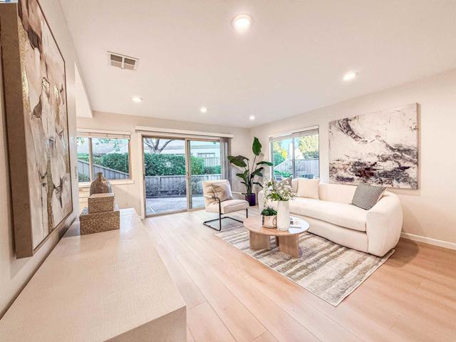 773 Coronado, Foster City CA: https://media.crmls.org/mediaz/4e8365b7-843d-4670-91b0-658b529b4fbb.jpg