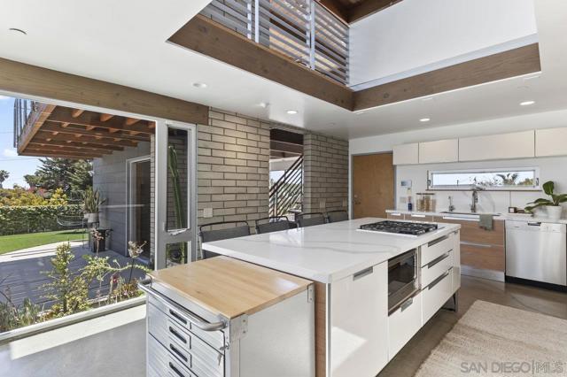 1635 Gascony Rd, Encinitas CA: https://media.crmls.org/mediaz/4e839b0a-505c-4d7b-a178-88343b5bb0c9.jpg
