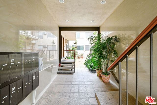 1730 Camden Avenue, Los Angeles CA: https://media.crmls.org/mediaz/4e83df87-e628-4978-ad2c-05971f2818b7.jpg