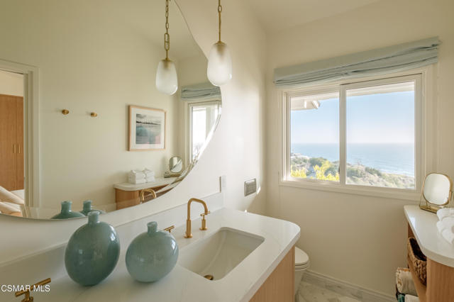 6813 Seawatch Lane, Malibu CA: https://media.crmls.org/mediaz/4e852719-6414-47c5-b4d1-9c9ae1ae0cf2.jpg