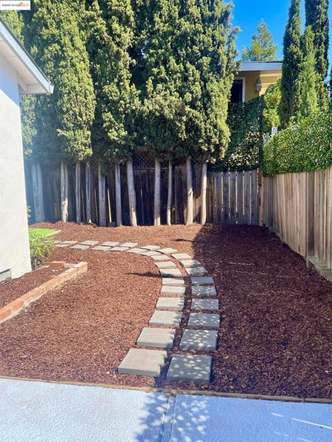 1660 Jenkinson Drive, Concord CA: https://media.crmls.org/mediaz/4e859925-5103-4f87-b608-6d8413bc3140.jpg
