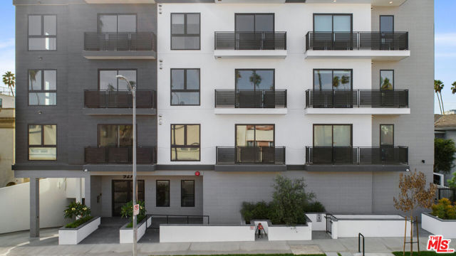 927 Fedora Street, Los Angeles CA: https://media.crmls.org/mediaz/4e872859-ba50-4f09-bf6d-f6cc30a5b2b3.jpg
