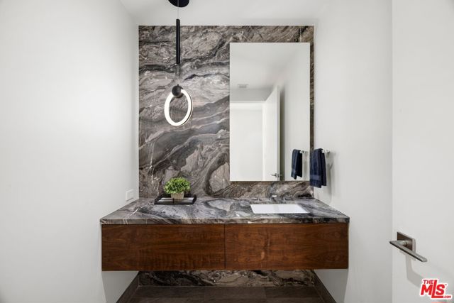 1410 Georgina Avenue, Santa Monica CA: https://media.crmls.org/mediaz/4e874830-cc5d-4d1c-8d81-36bd577469d6.jpg