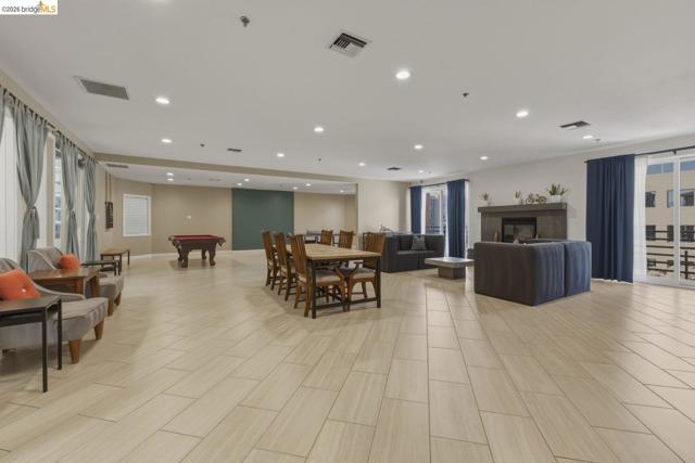 6400 Christie Ave, Emeryville CA: https://media.crmls.org/mediaz/4e8810b7-6f66-41d8-92d5-65b7a81d8b34.jpg