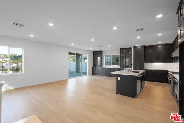 23725 Orange Blossom Dr, Newhall CA: https://media.crmls.org/mediaz/4e886aff-1c7a-4aeb-a0b5-369a1eb26d80.jpg