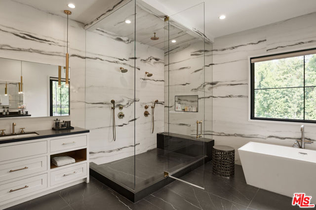 4634 White Oak Avenue, Encino CA: https://media.crmls.org/mediaz/4e896bc6-8c64-4904-82c9-bc9aee54f3e2.jpg