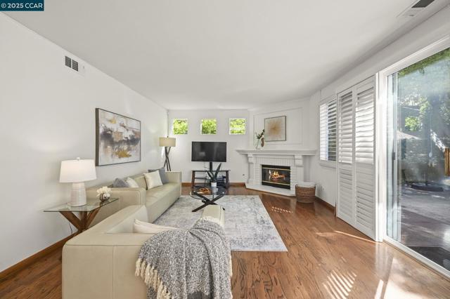 125 Coriander Ct, San Ramon CA: https://media.crmls.org/mediaz/4e89c3ce-dbb5-4d4f-ae4c-eb4f912fb000.jpg