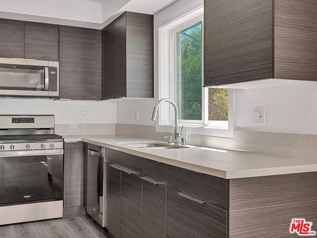 5752 Kester Avenue, Van Nuys CA: https://media.crmls.org/mediaz/4e89c434-dc48-4d2b-aba5-68488d0bd196.jpg