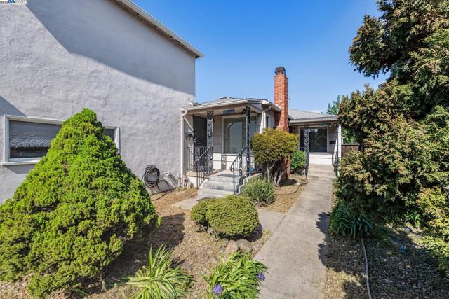 21032 Baker Rd, Castro Valley CA: https://media.crmls.org/mediaz/4e8a8565-6c2f-46fc-a855-57ece900bda9.jpg