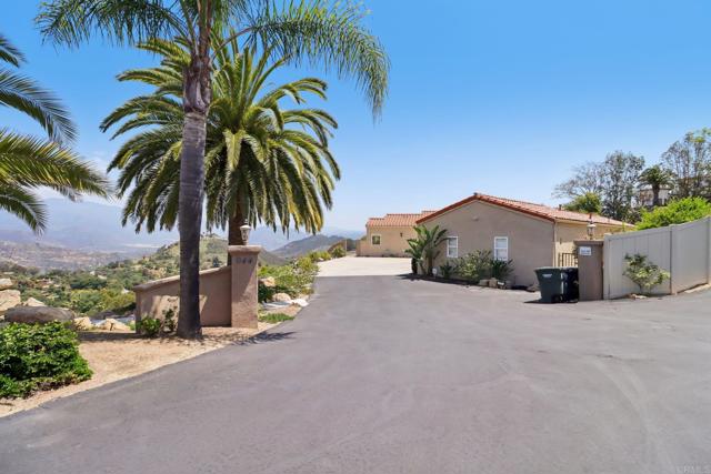 944 Rainbow Crest Road, Fallbrook CA: https://media.crmls.org/mediaz/4e8ac2d4-ee00-437e-908d-8e12479c5cb6.jpg