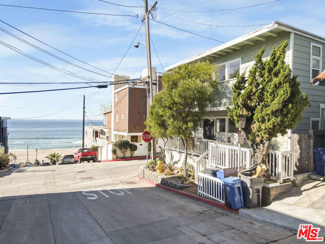 4400 Ocean Drive, Manhattan Beach CA: https://media.crmls.org/mediaz/4e8aff7b-de20-42db-b456-bcf77c4be061.jpg