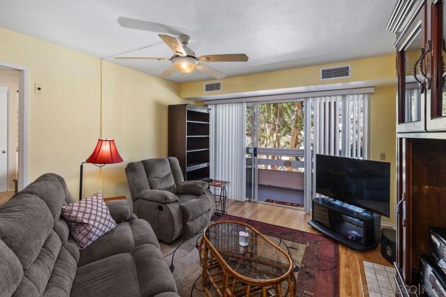 7263 Camino Degrazia, San Diego CA: https://media.crmls.org/mediaz/4e8d0c8f-73f2-468a-a0e0-9b52dbfafeb5.jpg