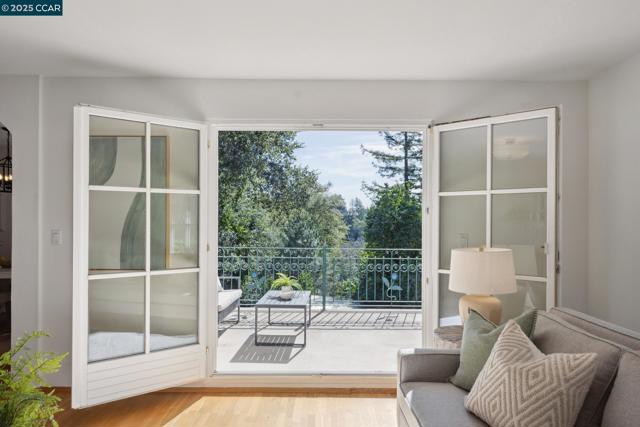 40 Las Palomas, Orinda CA: https://media.crmls.org/mediaz/4e8d5f9e-31f3-4069-bd9e-6fe176bbcdb9.jpg
