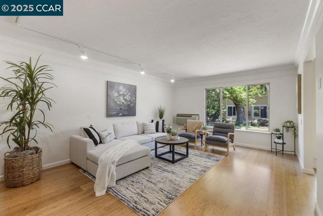 1833 Skycrest Dr, Walnut Creek CA: https://media.crmls.org/mediaz/4e8d8194-03dd-4b86-b40c-fd0c4fa062b1.jpg