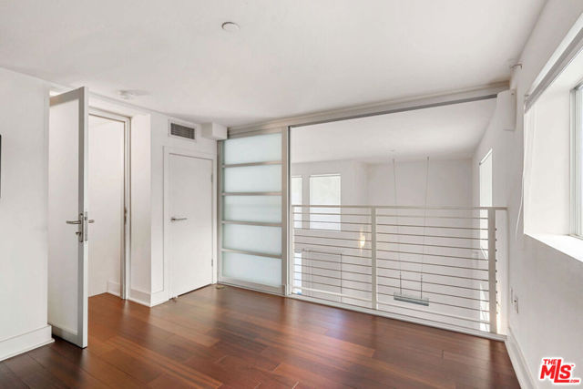 600 S Ridgeley Drive, Los Angeles CA: https://media.crmls.org/mediaz/4e8df315-3e7d-4383-ad68-419a08239bf8.jpg