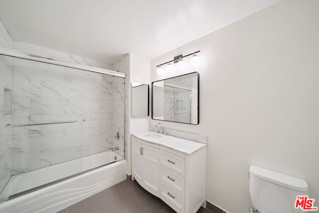2335 S Bentley Avenue, Los Angeles CA: https://media.crmls.org/mediaz/4e8e2b80-11d2-46d1-9a36-55cf34c03753.jpg